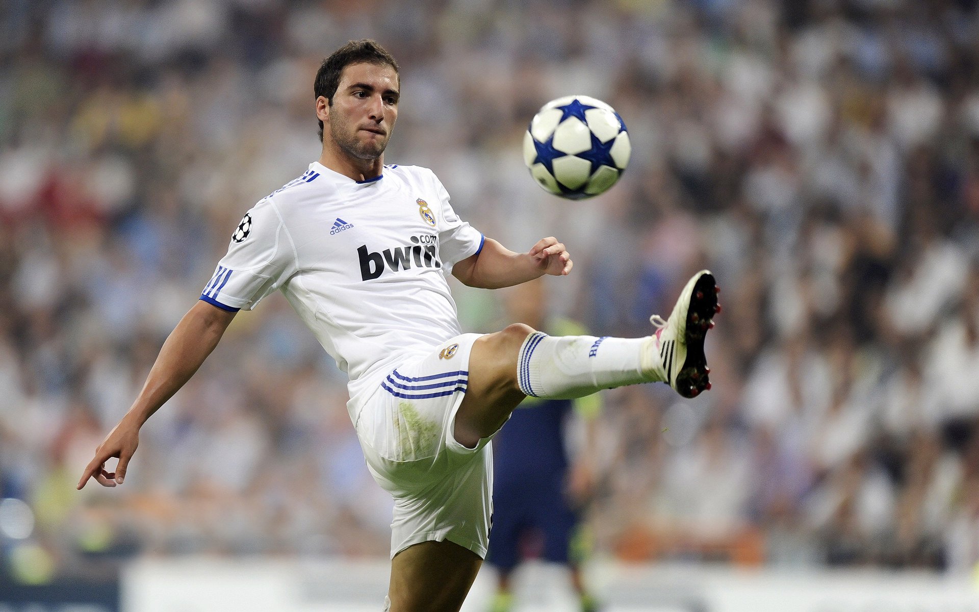 突尼斯希望中场防守压力大，失误增多，突尼斯足球水平